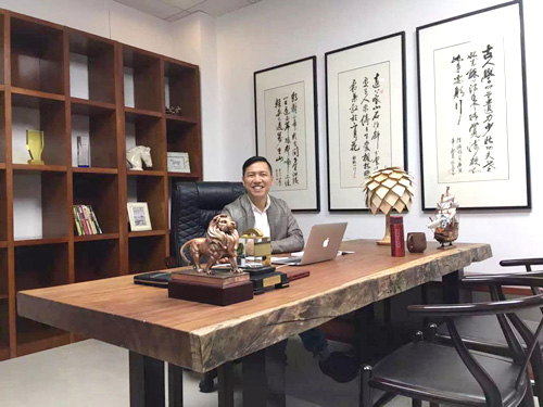 深圳市西西米亞實(shí)業(yè)發(fā)展有限公司 徐工博